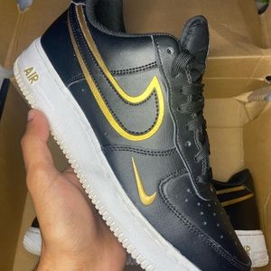 Nike Air Force 1 ‘metallic gold’